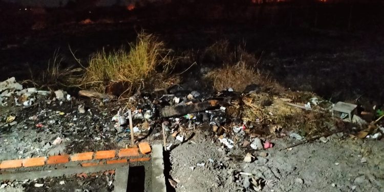 Gercep Polisi dan Petugas Damkar Berhasil Padamkan Kebakaran Lahan Alang-alang di Bandara Banyuwangi