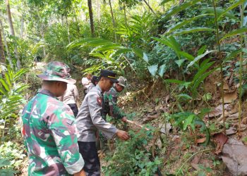 Sinergitas TNI-Polri dan Warga Pasang Selang, Perlancar Pemenuhan Kebutuhan Air Bersih