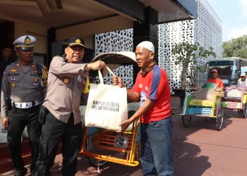 Bakti Sosial, Polres Trenggalek Serahkan Paket Sembako Kepada Puluhan Tukang Becak