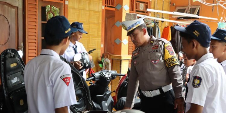 Polres Kendal Patroli Sambangi SMPN 1 Kendal Antisipasi Tawuran Antar Pelajar