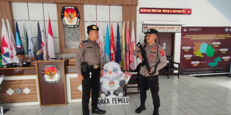 *Polisi Laksanakan Pemantauan Ke KPU Dan Bawaslu Dalam Rangka Ops Mantap Brata 2023/2024*