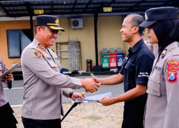 32 Anggota Polisi Berprestasi Dapat Penghargaan Kapolres Blitar Kota