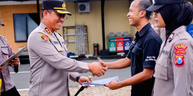 32 Anggota Polisi Berprestasi Dapat Penghargaan Kapolres Blitar Kota