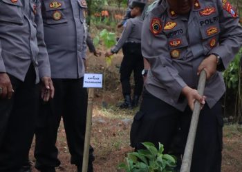 Lestarikan Hutan Polres Tulungagung Tanam Pohon di D Capin