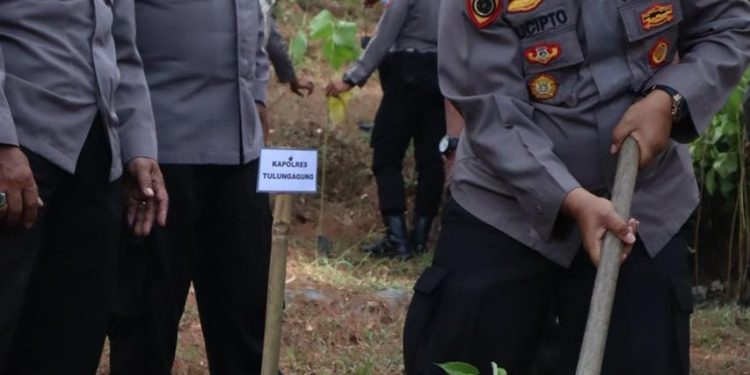 Lestarikan Hutan Polres Tulungagung Tanam Pohon di D Capin