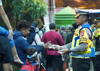 *PENGAMANAN JALUR KEPULANGAN DAN PEMBAGIAN CENDERAMATA SERTA AIR MINUM GRATIS KE PADA SUPORTER*