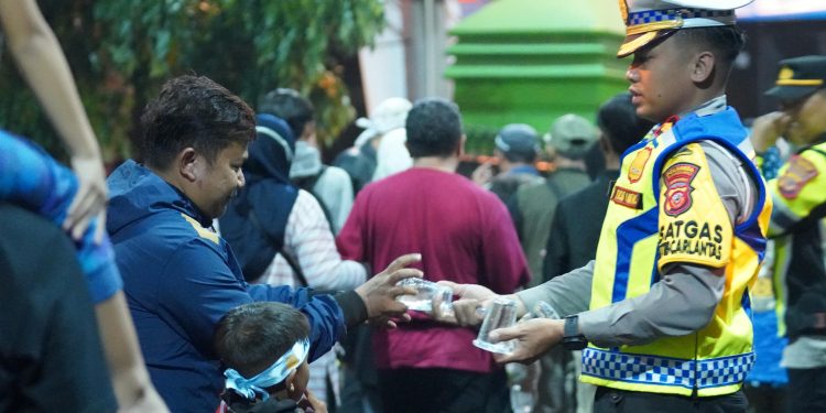 *PENGAMANAN JALUR KEPULANGAN DAN PEMBAGIAN CENDERAMATA SERTA AIR MINUM GRATIS KE PADA SUPORTER*