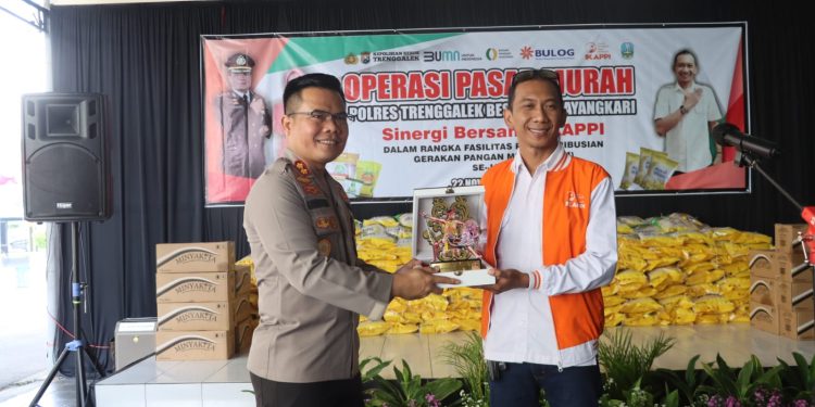 Polres Trenggalek dan Bhayangkari Bersama IKAPPI Gelar Operasi Pasar Pangan Murah