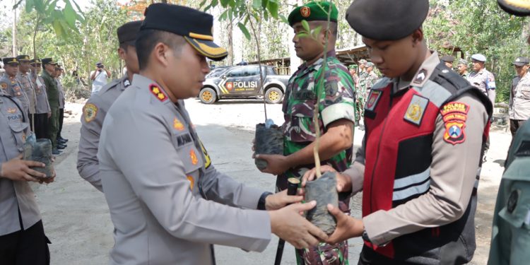 Kapolres Nganjuk Pimpin Penanaman 1000 Pohon : Upaya Serius dalam Pelestarian Alam dan Peringati Hari Pohon Sedunia