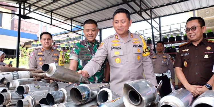Kapolres Blitar Kota Bersama Forkopimda Musnahkan Knalpot Brong Hasil Razia Satlantas Polres Blitar Kota