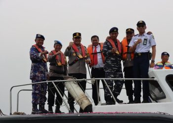 Ingatkan Jasa Pahlawan, Polres Kendal Gelar Upacara Tabur Bunga di Pelabuhan Kendal Dalam Rangka HUT Polairud ke-73