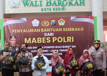 Polres Kediri Kota Berbagi Sembako di Jum’at Curhat Dari Kapolri