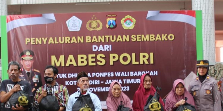 Polres Kediri Kota Berbagi Sembako di Jum’at Curhat Dari Kapolri
