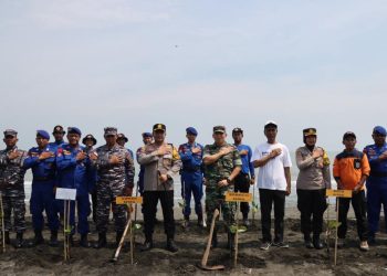 Sambut HUT Polairud ke-73, Polres Kendal Bagikan Sembako dan Tanam Pohon di Pantai Ngebum