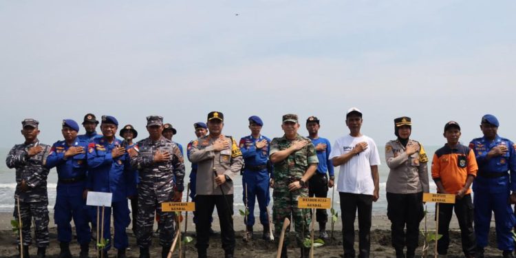 Sambut HUT Polairud ke-73, Polres Kendal Bagikan Sembako dan Tanam Pohon di Pantai Ngebum