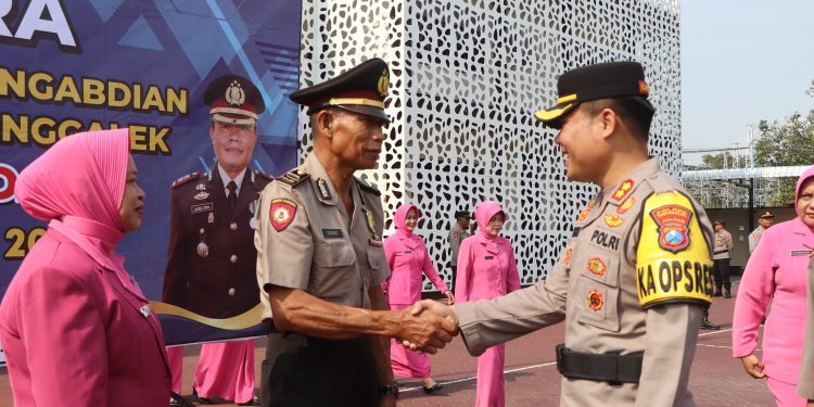 Puluhan Tahun Bertugas Tanpa Cacat, Satu Anggota Polres Trenggalek Diganjar Kenaikan Pangkat Pengabdian