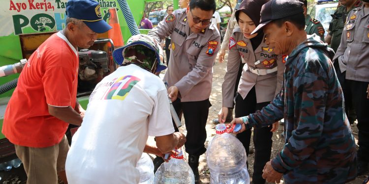 Polres Kediri Kota Kembali Droping Air Bersih di Ds Manyaran Kec Banyakan