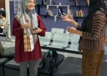 Sambut Hari Pahlawan, Satlantas Polres Ngawi Beri Kejutan Pemohon SIM