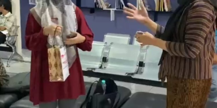 Sambut Hari Pahlawan, Satlantas Polres Ngawi Beri Kejutan Pemohon SIM