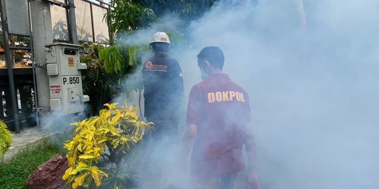 Cegah DBD, Siedokkes Polresta Malang Kota Lakukan Fogging