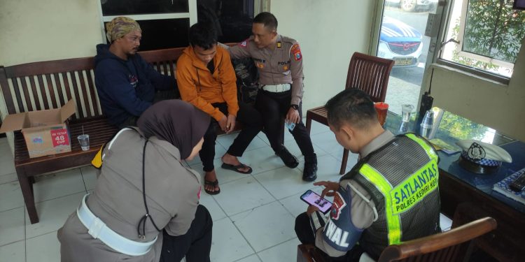 Aksi Heroik Anggota Sat Lantas Polres Kediri Kota Gagalkan Upaya Bunuh Diri di Jembatan Semampir