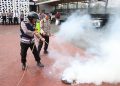 Di Trenggalek Polisi Inovatif Padamkan Karhutla pada Ketinggian Pakai Alat Damkar Mini Pakai Motor