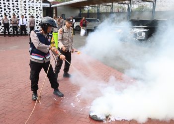 Di Trenggalek Polisi Inovatif Padamkan Karhutla pada Ketinggian Pakai Alat Damkar Mini Pakai Motor