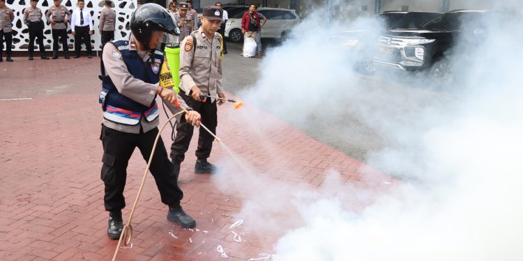 Di Trenggalek Polisi Inovatif Padamkan Karhutla pada Ketinggian Pakai Alat Damkar Mini Pakai Motor