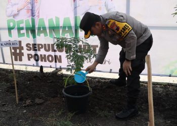 Peduli Lingkungan, Kapolres Kendal Pimpin Penanaman Sepuluh Juta Pohon Bersama Polri di Sepanjang Jalan Kelurahan Jetis