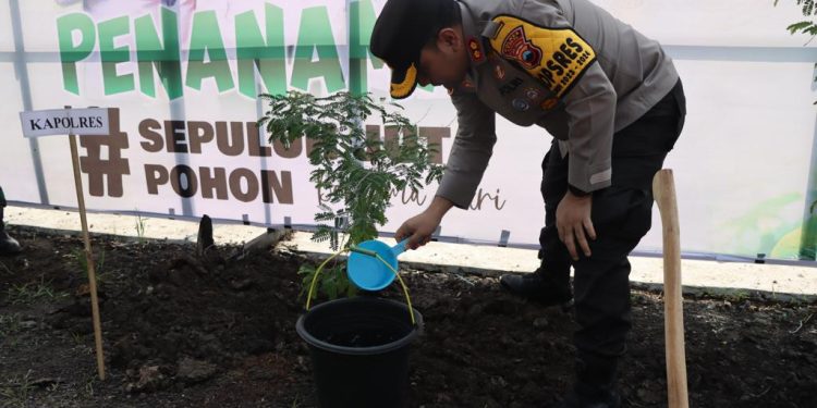 Peduli Lingkungan, Kapolres Kendal Pimpin Penanaman Sepuluh Juta Pohon Bersama Polri di Sepanjang Jalan Kelurahan Jetis