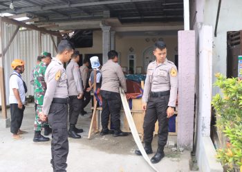 Gunakan Water Cannon, Polres Blitar Kota distribusi bantuan air bersih ke wilayah kekeringan