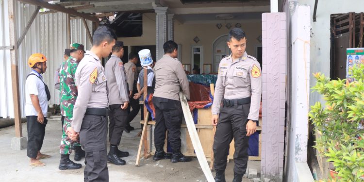 Gunakan Water Cannon, Polres Blitar Kota distribusi bantuan air bersih ke wilayah kekeringan