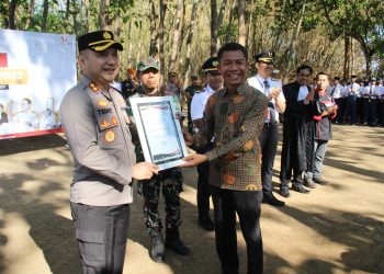 Kapolres Kediri Kota, Mendadak Jadi Guru Pada Kelas Inspirasi di MI dan MTS Miftahul Afkar Selotopeng
