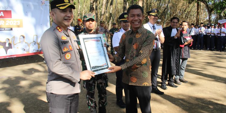 Kapolres Kediri Kota, Mendadak Jadi Guru Pada Kelas Inspirasi di MI dan MTS Miftahul Afkar Selotopeng