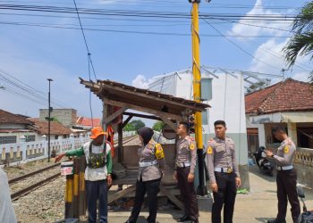 Marak Kecelakaan di Pelintasan Sebidang KA, Kasat Lantas Polres Kediri Kota Cek Palang Pintu dan kesiapan Petugas Penjaga di 5 Titik Perlintasan