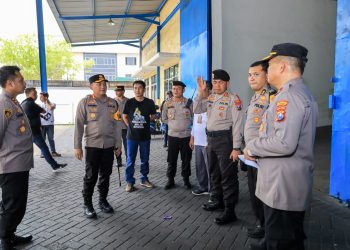 Bersama Petugas KPU dan Bawaslu, Kapolrestabes Surabaya Cek Kesiapan Pengamanan Gudang Logistik