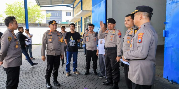 Bersama Petugas KPU dan Bawaslu, Kapolrestabes Surabaya Cek Kesiapan Pengamanan Gudang Logistik
