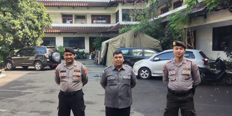 DIT SAMAPTA POLDA JABAR LAKSANAKAN PENGAMANAN DI KANTOR BAWASLU PROVINSI JABAR DALAM RANGKA OPS MANTAP BRATA 2023-2024