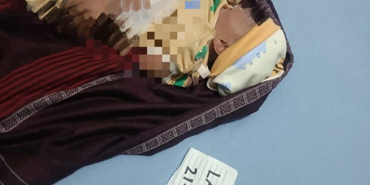 Bayi Perempuan Didalam Kardus Ditemukan Depan Rumah Warga, Polsek Somba Opu Lakukan Penyelidikan