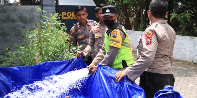 Kendaraan Taktis Polres Blitar Kota Berubah Fungsi Bantu Masyarakat Droping Air Bersih