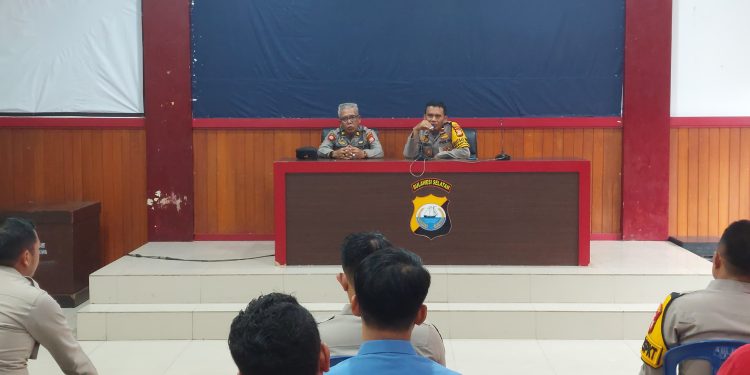Kasubsi PID Humas Polres Gowa dan Ka SPKT Polres Gowa berikan Arahan Kepada Kanit dan BA SPKT Polres Gowa.