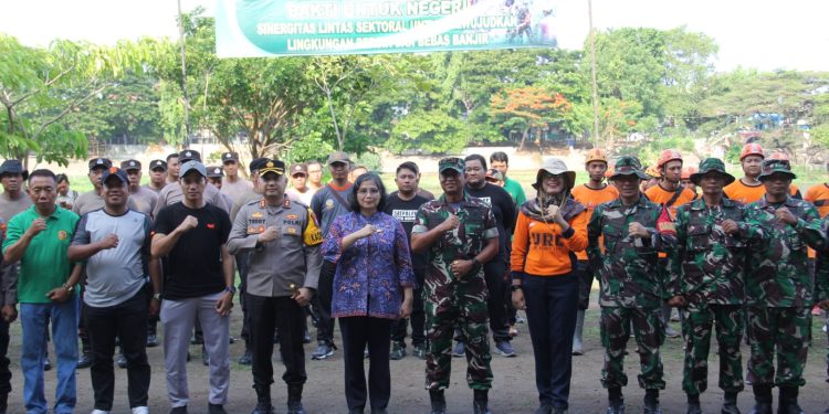 Polres Kediri Kota Ambil Bagian Bakti Untuk Negeri, Wujudkan Lingkungan Bersih Dari Banjir