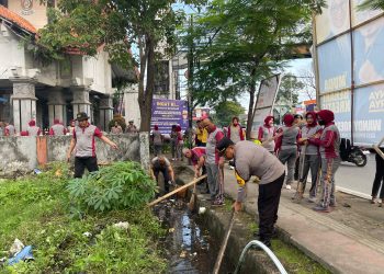 Kapolres Gowa Pimpin Manajemen Kebersihan Dalam Rangka Menyambut Natal dan Tahun Baru