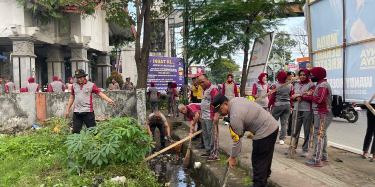 Kapolres Gowa Pimpin Manajemen Kebersihan Dalam Rangka Menyambut Natal dan Tahun Baru