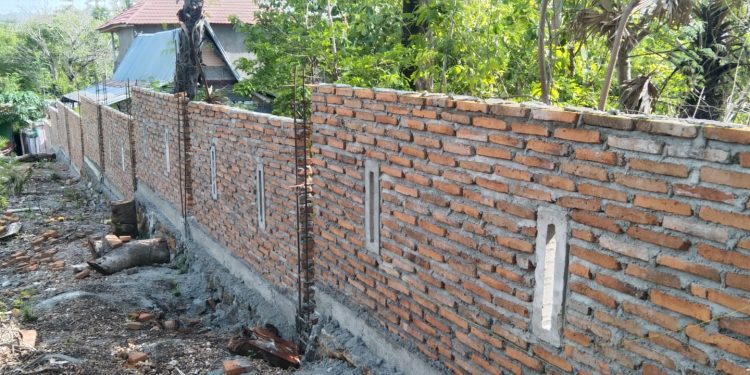 Masa kontrak Habis Desember 2023,Proyek Pembangunan Pagar SDI 123 Boyong Balandangan Tamalatea Bobot Pekerjaannya Baru Capai 60 Persen