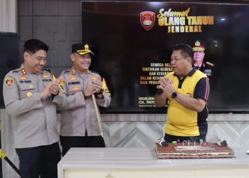 Kapolres Gowa Bersama Rombongan PJU Beri Kejutan Spesial di Hari Ultah Wakapolda Sulsel