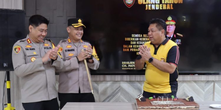 Kapolres Gowa Bersama Rombongan PJU Beri Kejutan Spesial di Hari Ultah Wakapolda Sulsel