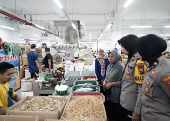 Jelang Nataru Polres Ponorogo Kunjungi Pasar Cek Persediaan dan Harga Bahan Pokok
