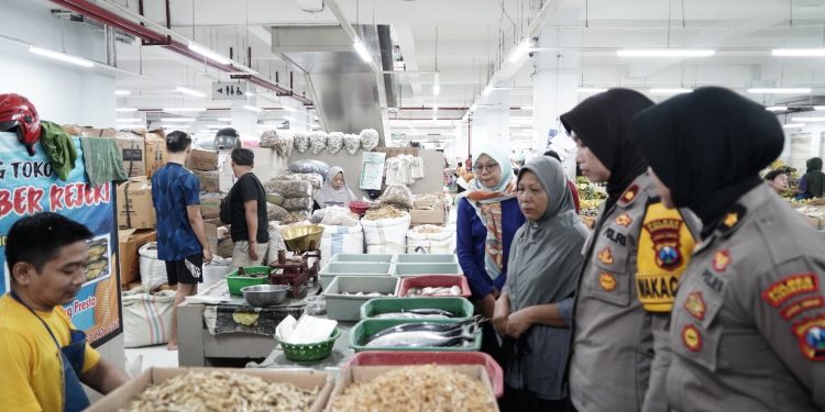 Jelang Nataru Polres Ponorogo Kunjungi Pasar Cek Persediaan dan Harga Bahan Pokok