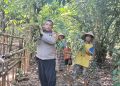 Wujud Peduli, Bhabinkamtibmas Desa Pakkatto Bantu Angkat Rumput Pakan Sapi Milik Warga Binaannya